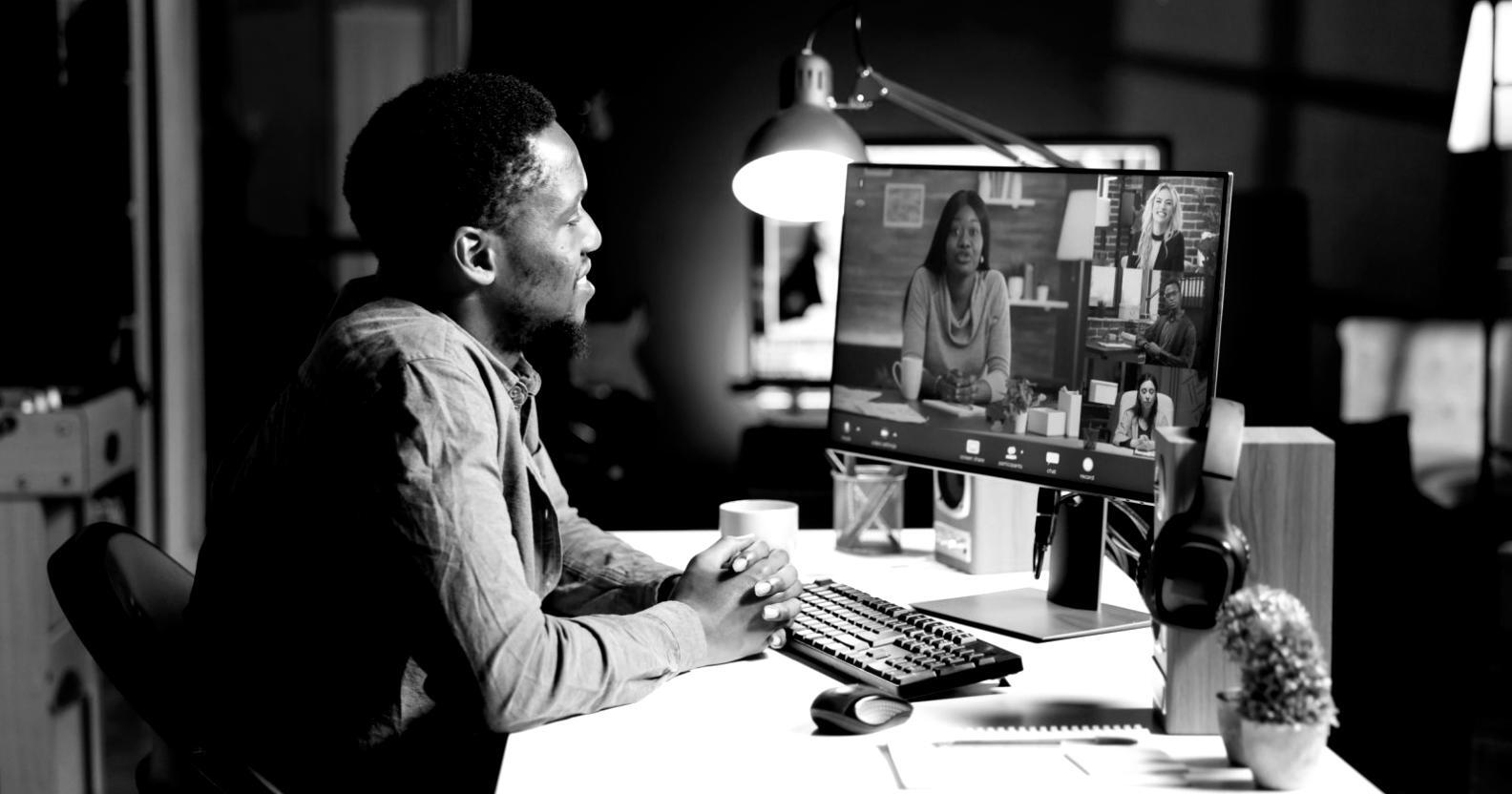 Estudiantes trabajando en ejercicios colaborativos de presupuestación