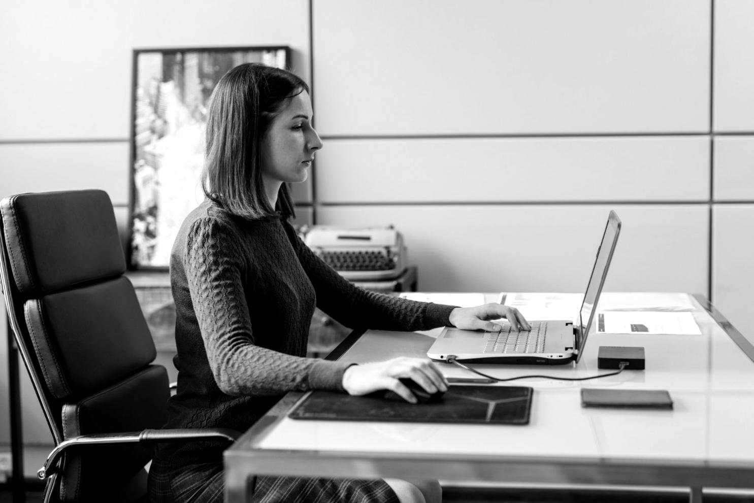 Análisis de resultados financieros en pantalla durante sesión práctica