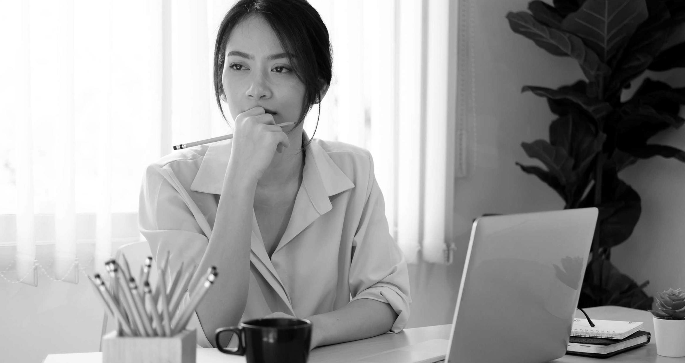 Participantes aplicando técnicas de control financiero en sesión práctica